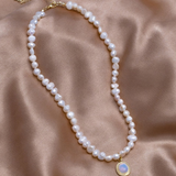Collana di perle con pietra di luna in oro