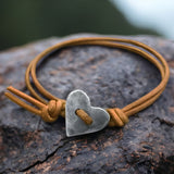 Amoura - Bracciale fatto a mano con simbolo del cuore