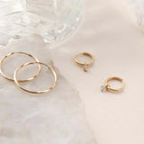 Amarissea | Orecchini a cerchio in pietra Moonbeam in oro 14k